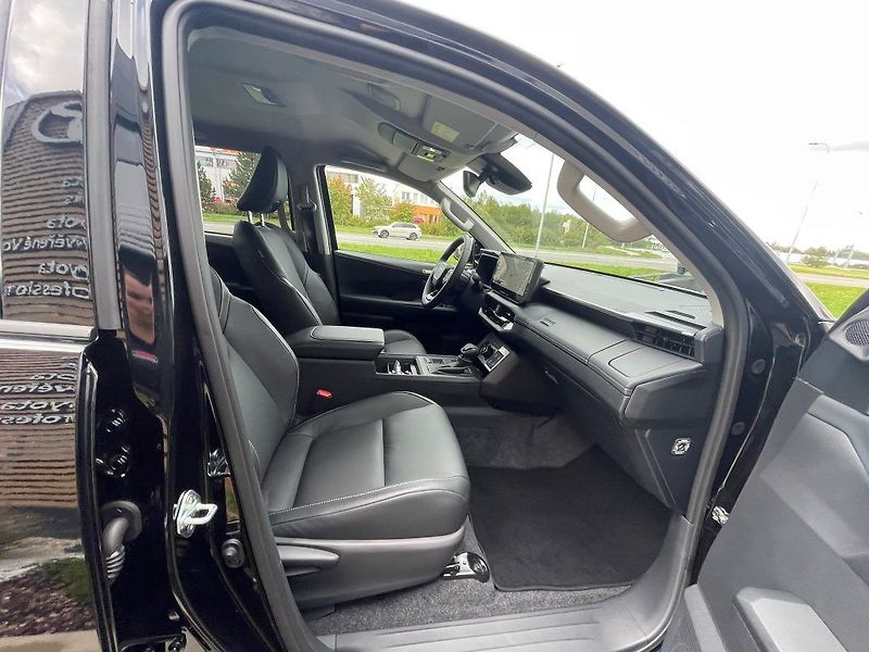 Toyota Hilux 2.8D automat Invincible - fotka 27 z 29