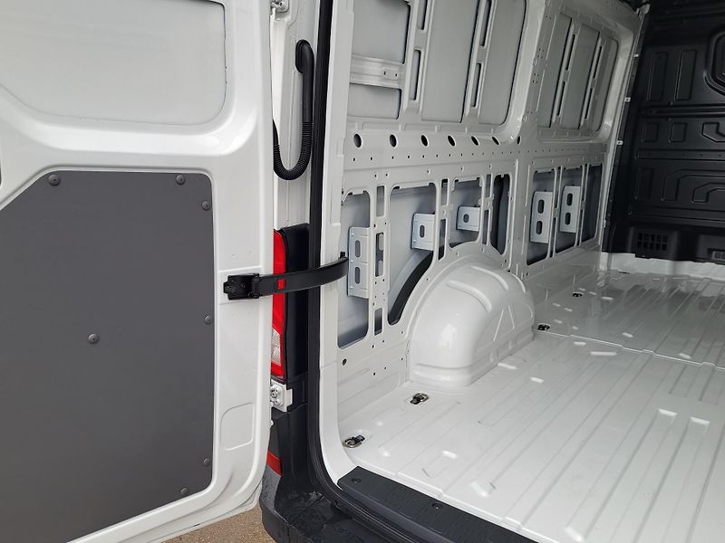 Volkswagen Crafter (2026) Skříň 35, 103KW 6G SR 10km - fotka 24 z 27