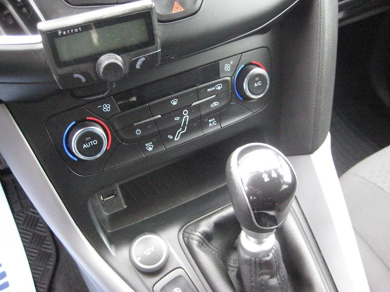 Ford Focus 1.0i 92 kW Ecob SPORT DPH-ČR! - fotka 13 z 23