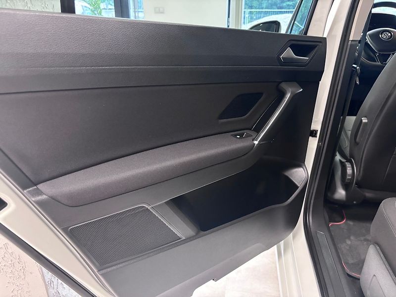 Volkswagen Touran 2.0 TDI BLACK EDITION - fotka 22 z 31