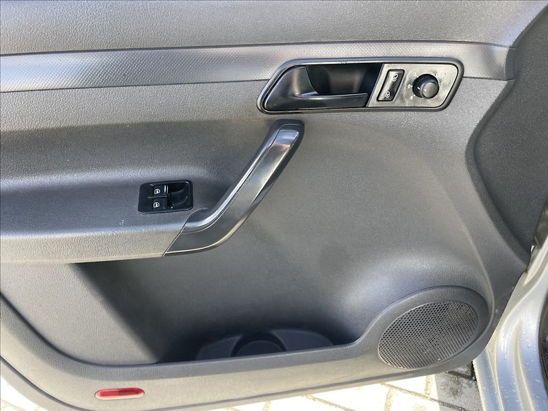 Volkswagen Caddy 1,6 TDi 75kw MAXI TAŽNÉ DPH po - fotka 17 z 31