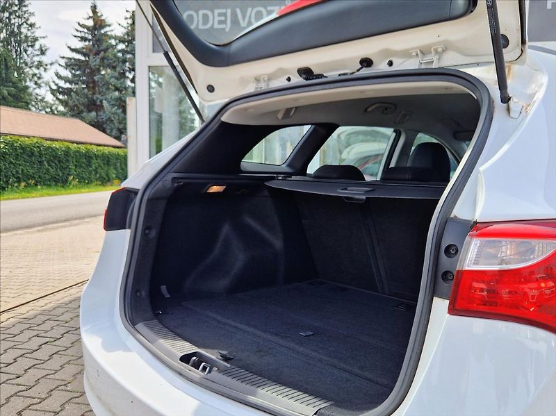 Hyundai i30 1,6 i 1.MAJITEL POUZ AUTORIZAK - fotka 11 z 32