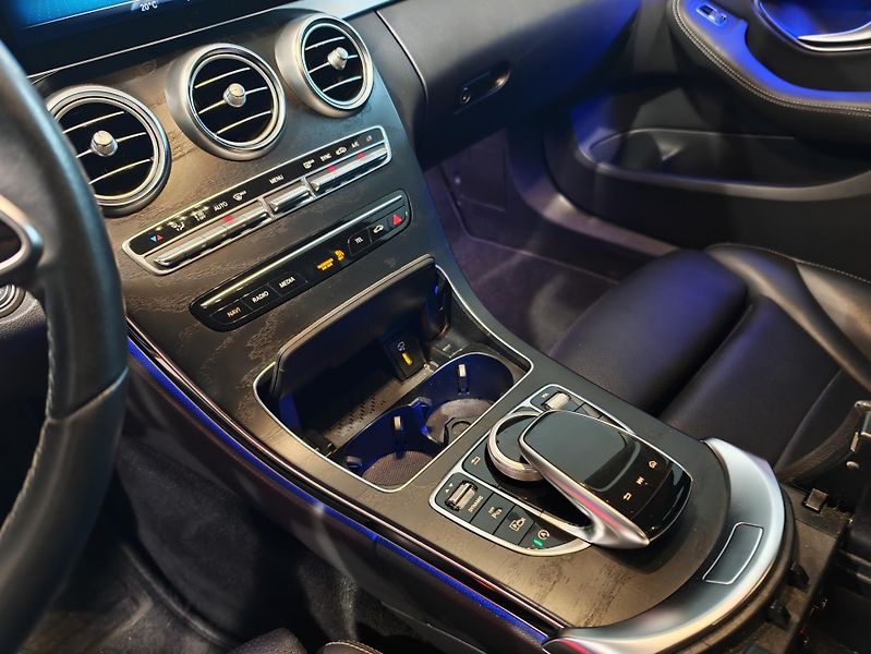 Mercedes-Benz Třídy C 220 d Avantgarde kombi - fotka 28 z 31