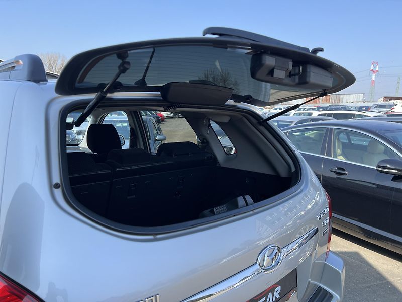 Hyundai Tucson 2.0CRDi 4x4 KLIMATIZACE ALU - fotka 22 z 35