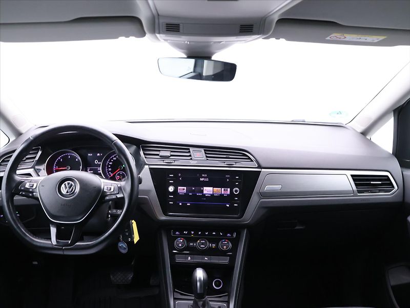 Volkswagen Touran 2,0 TDI 110kW DSG LED 1.Maj. - fotka 26 z 35