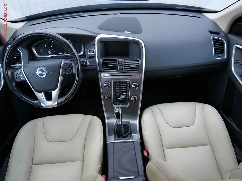 Volvo XC60 (2014) 2.0 D4, Summum, bixen, panor - fotka 8 z 26