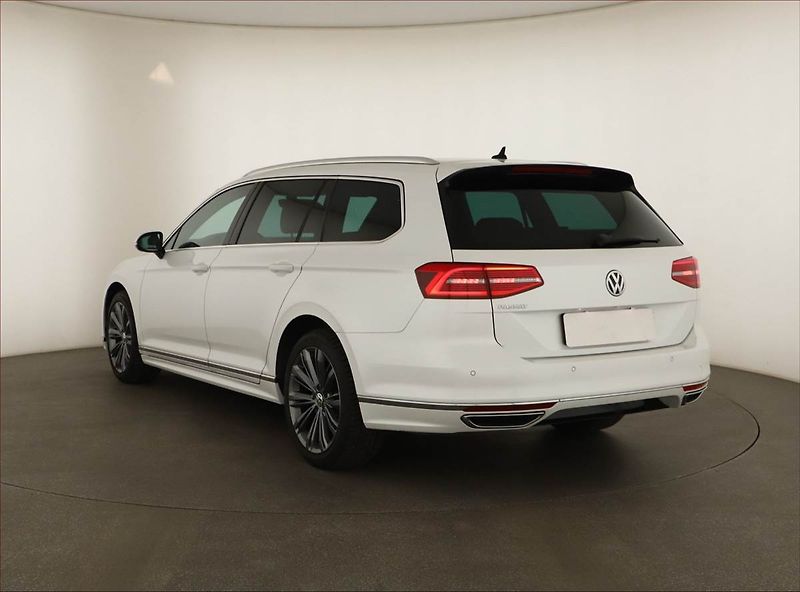 Volkswagen Passat (2019) R-Line 2.0 TDI, 4X4, Automat - fotka 4 z 19