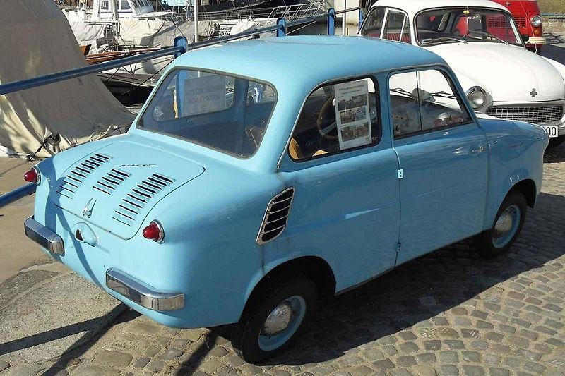 Počítalo se s tím, že to bude malé lidové vozítko za solidní peníze. Polské malé auto Mikrus MR-300, které se vyrábělo v letech 1957 až 1960.