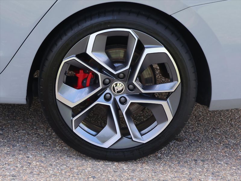 Škoda Octavia 2,0 TSI RS 180kW DSG CZ 1.Maj - fotka 23 z 30