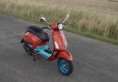 V loňském roce Vespa uvedla edici Color Vibe, kterou můžete mít buď v oranžové nebo bílé, vždy v kombinaci s tyrkysovou.