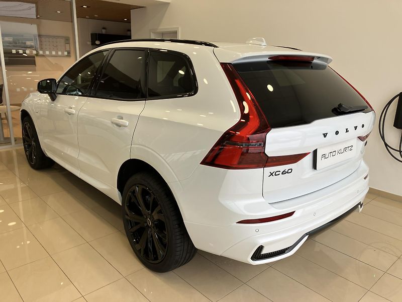 Volvo XC60 T6 AWD Black Edition Plus AT8 - fotka 6 z 47
