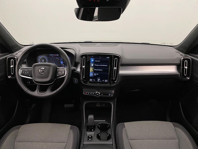 Volvo XC40 T2 MOMENTUM REZERVACE - fotka 2 z 44