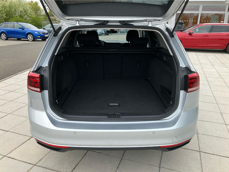 Volkswagen Passat 2.0 TDI 110 kW Business Premiu - fotka 27 z 30