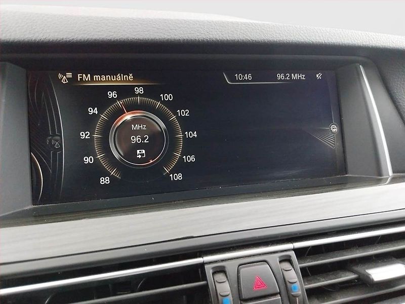 BMW Řada 5 (2015) Luxury Line 518d, Automat - fotka 17 z 23