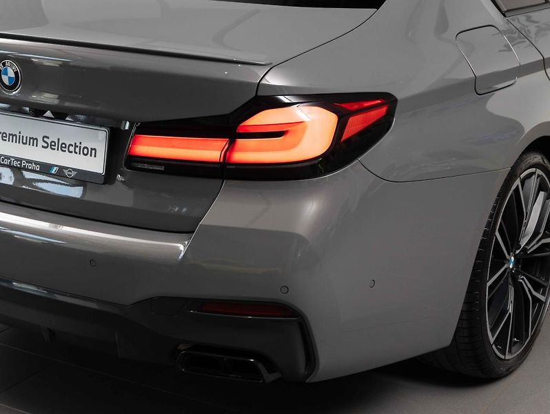 BMW Řada 5 M550i xDrive - fotka 9 z 23