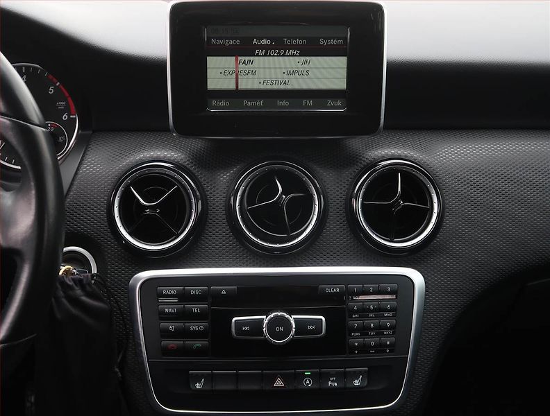 Mercedes-Benz Třídy A (2015) A 180 d, Park. senzory - fotka 12 z 18