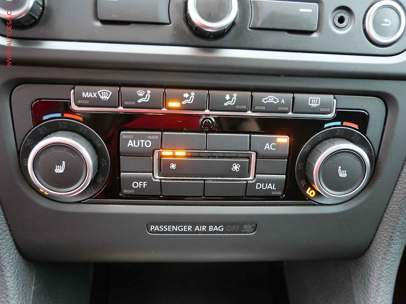Volkswagen Golf (2011) 1.6 TDi, DSG, navi, park - fotka 14 z 20