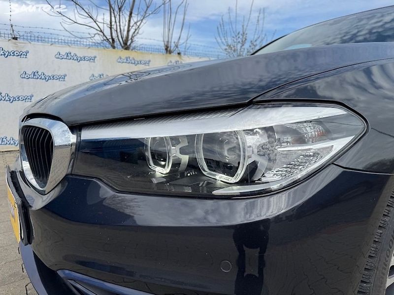 BMW Řada 5 (2017) 520d xdrive Sportline kombi - fotka 40 z 50