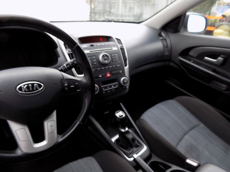 Kia Ceed (2012) 1.6GDi/2.Maj.ČR/Klimatizace/ - fotka 25 z 34