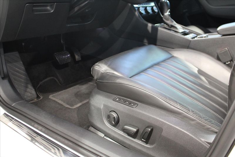 Škoda Superb TDi DSG 4x4 L&K ACC/Canton - fotka 11 z 31