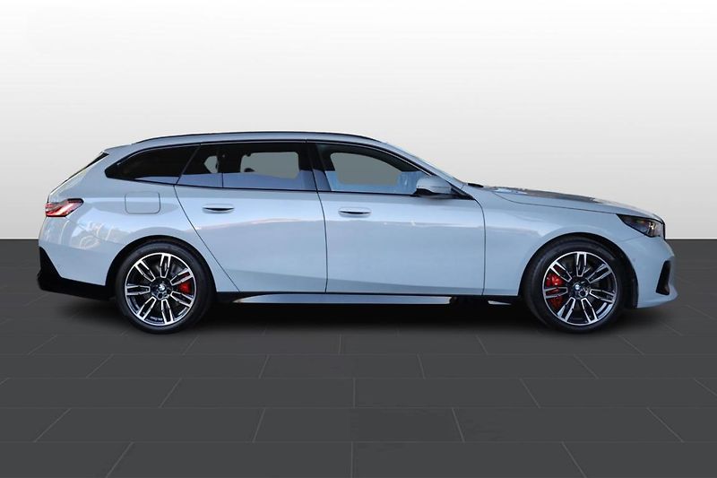 BMW Řada 5 540d xDrive Touring - fotka 7 z 32