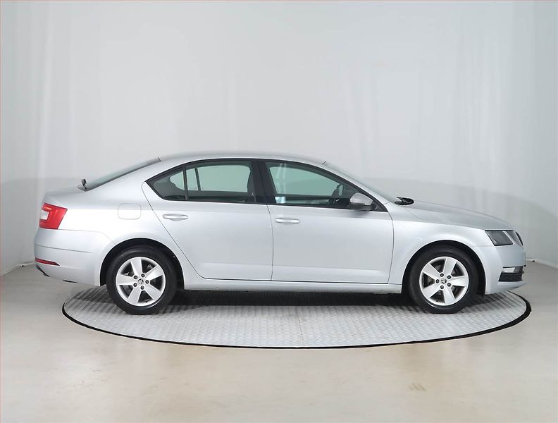 Škoda Octavia (2019) Ambition 1.6 TDI, Tempomat - fotka 6 z 23