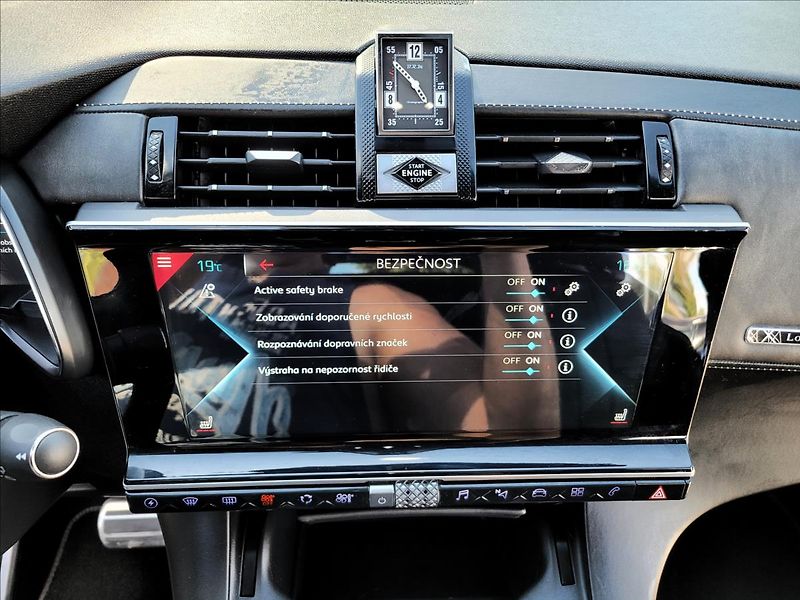 DS Automobiles DS7 Crossback 1,6 Louvre PHEV,4x4,kůže,LED - fotka 25 z 41