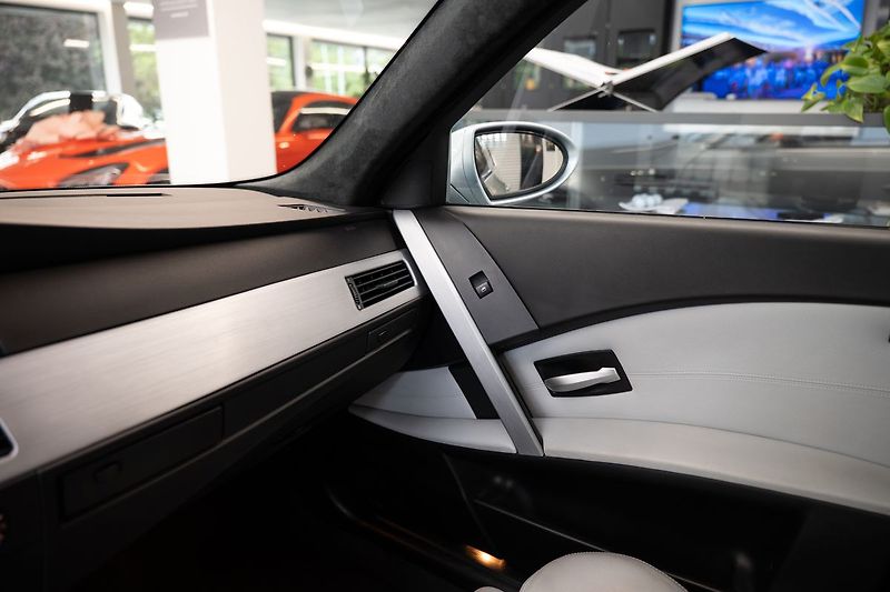 BMW M5 V10/SMG/CarPlay/Kamera - fotka 21 z 28