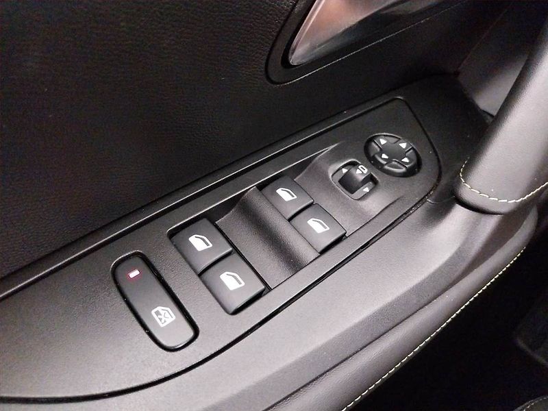 Peugeot 2008 (2024) GT Line 1.2 PureTech - fotka 20 z 24