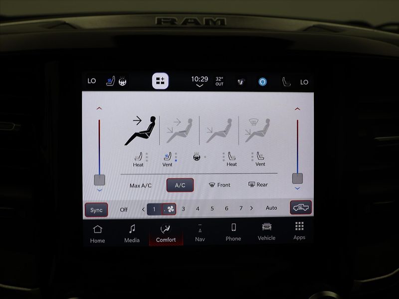 Dodge RAM 5,7 1500 295kW Laramie 4x4 - fotka 21 z 32