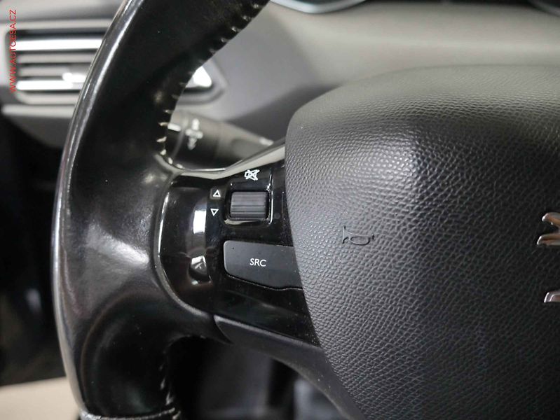 Peugeot 308 (2018) 1.2PT, 1.maj,ČR - fotka 17 z 19