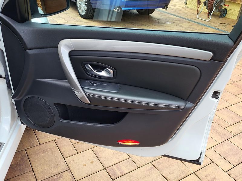 Renault Laguna 2.0dCi 127kW*4CONTROL*PANORAMA - fotka 41 z 54