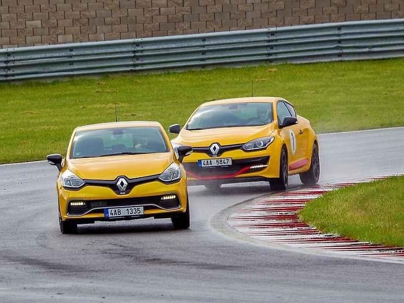 Rychlé Renaulty na Autodromu v Mostě.
