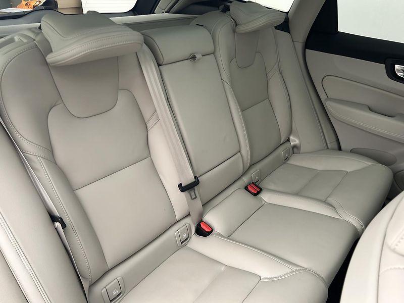 Volvo XC60 2.0  B4 4x4 ULTIMATE - fotka 19 z 33