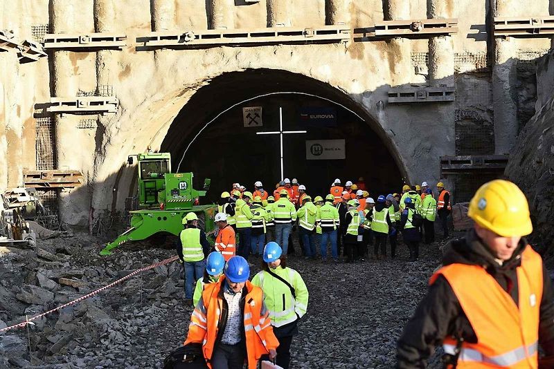 Žehnání svaté Barbory na stavbě tunelu Homole na budoucí dálnici D35 u Vysokého Mýta.
