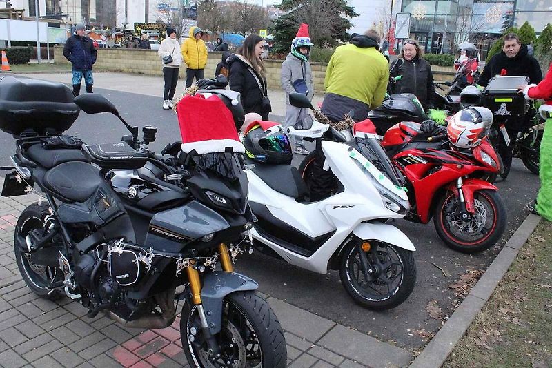 Konvoj motorkářů převlečených za Santa Clause již pošesté projel centrem města Mostu. Na snímku je nádherně vyzdobený 