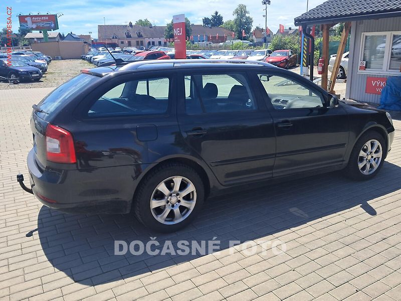 Škoda Octavia (2011) 1.6 TDi, DSG, AC, xenon - fotka 2 z 3