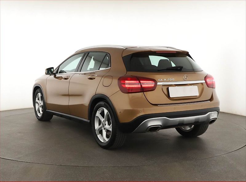 Mercedes-Benz GLA (2017) Style 200, Kůže, Tempomat - fotka 4 z 20