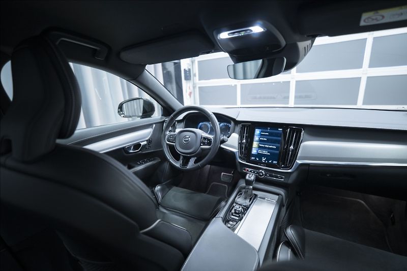 Volvo S90 2,0 D4 NAVI KAMERA 4x VÝHŘEV - fotka 13 z 42