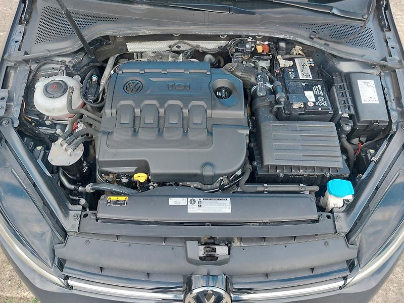 Volkswagen Golf 1,6 TDi 85kw Comfortline ACC - fotka 18 z 18