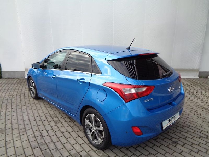 Hyundai i30 1.6i GDI Weekend - fotka 8 z 25