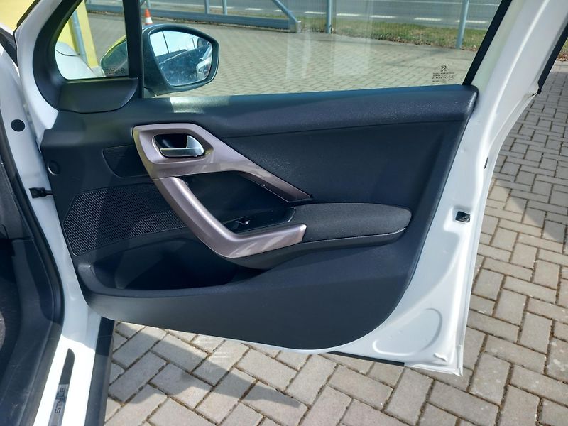 Peugeot 2008 (2015) 1,6HDi STYLE NAVI VYHŘ.SED. - fotka 18 z 38