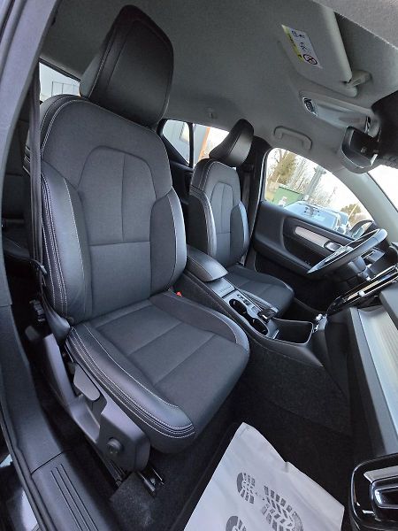 Volvo XC40 120kW T3 AUTOMAT LED KAMER DPH - fotka 9 z 39