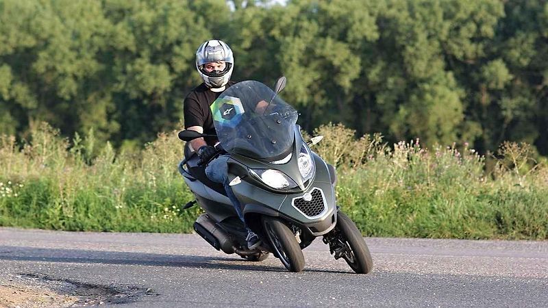 Piaggio MP3 500ie Sport LT (vlevo) a Piaggio Medley 125ie.