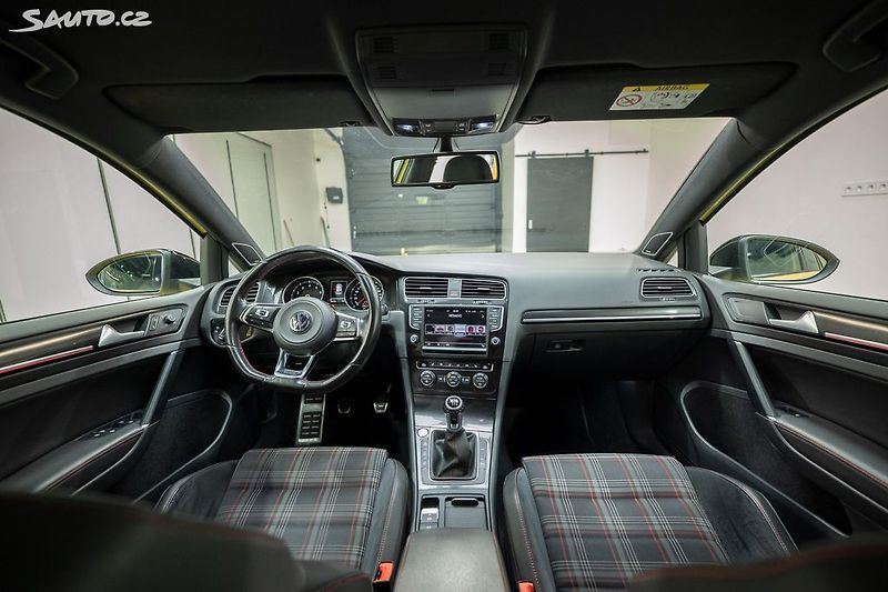 Volkswagen Golf (2016) GTI Performance 2.0 169 kW - fotka 11 z 35
