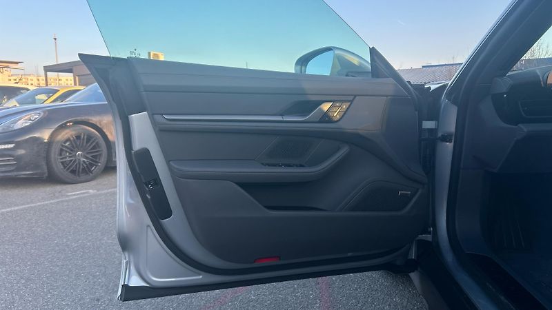 Porsche Taycan 4 Cross Turismo - fotka 21 z 29