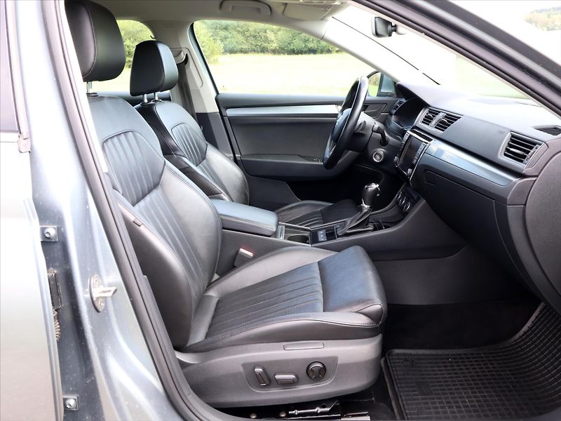 Škoda Superb 2,0 TDI 140kW DSG Style Plus - fotka 12 z 29