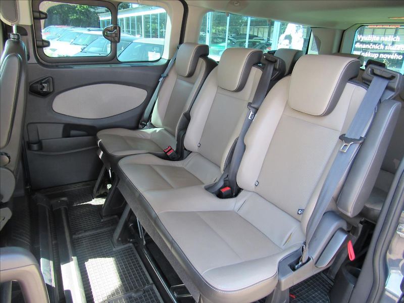 Ford Tourneo Custom 2,2 TDCi 114kW 9 míst - fotka 10 z 36
