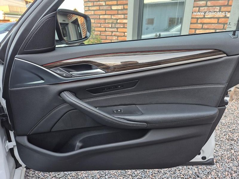 BMW Řada 5 (2017) 530d 195KW xDRIVE MSPORT Line - fotka 40 z 50