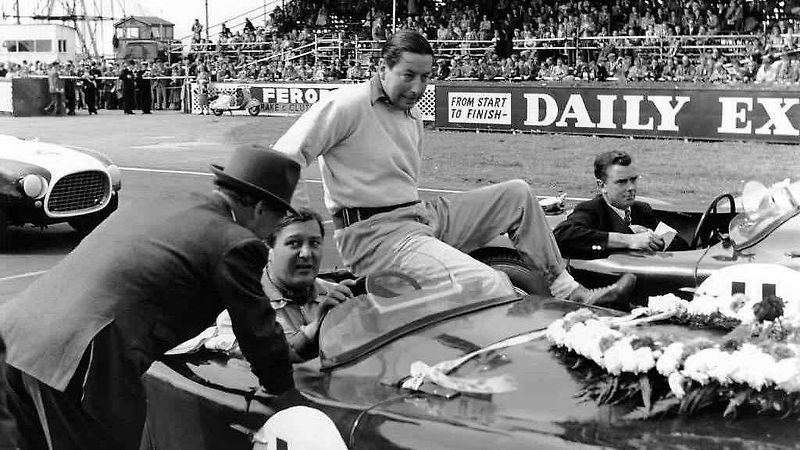 Vítězný Jaguar C-Type.
